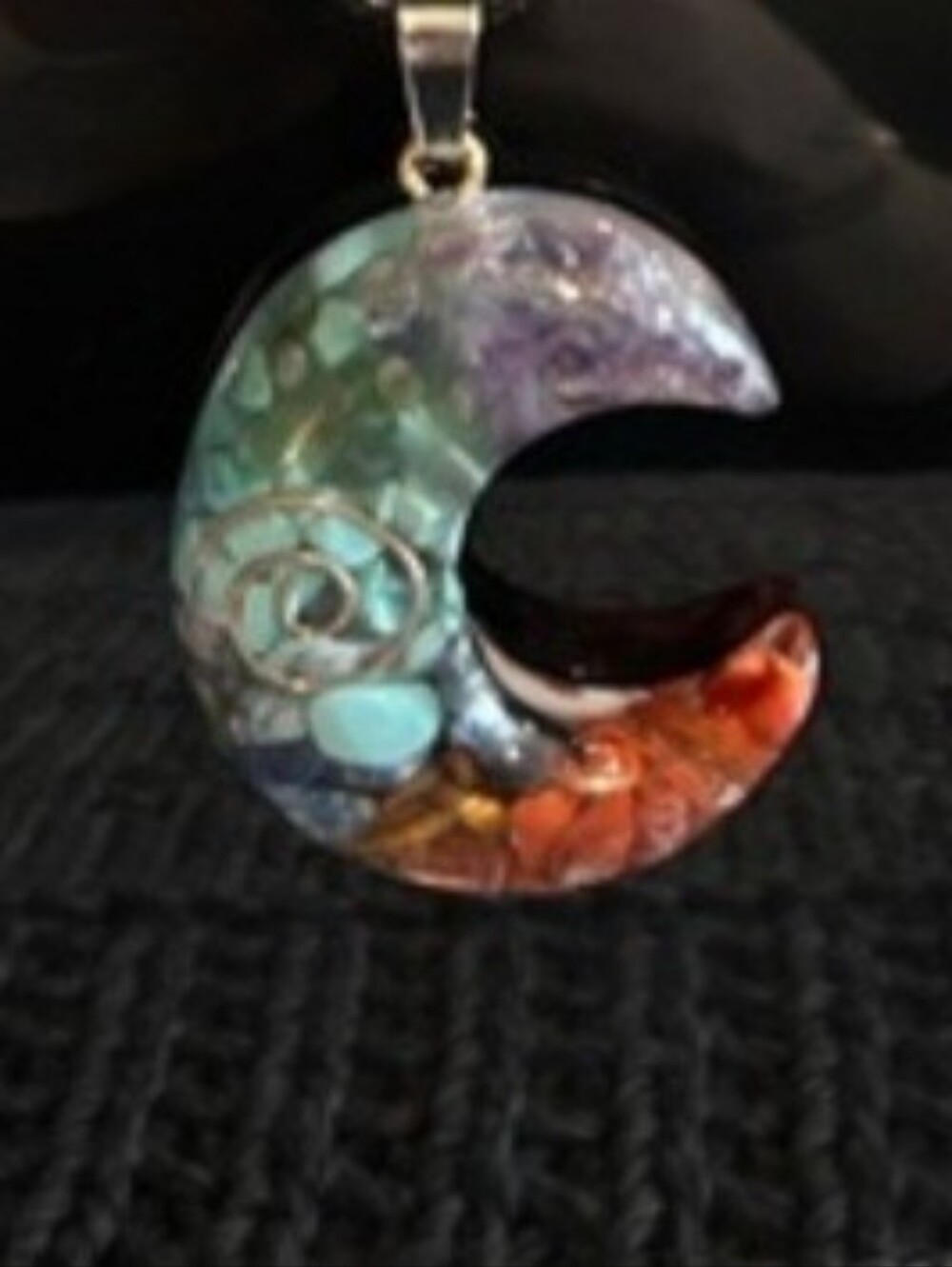 Luna de los Chakras. Seven Chakras Crescent Moon Pendant Necklace.